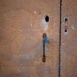 ...senza contare gli evidenti segni di una scarpa presenti sulla porta. Qualcuno ha infatti tentato di sfondare quest�ultima a calci, ma senza successo, visto che appare ben serrata dall'interno